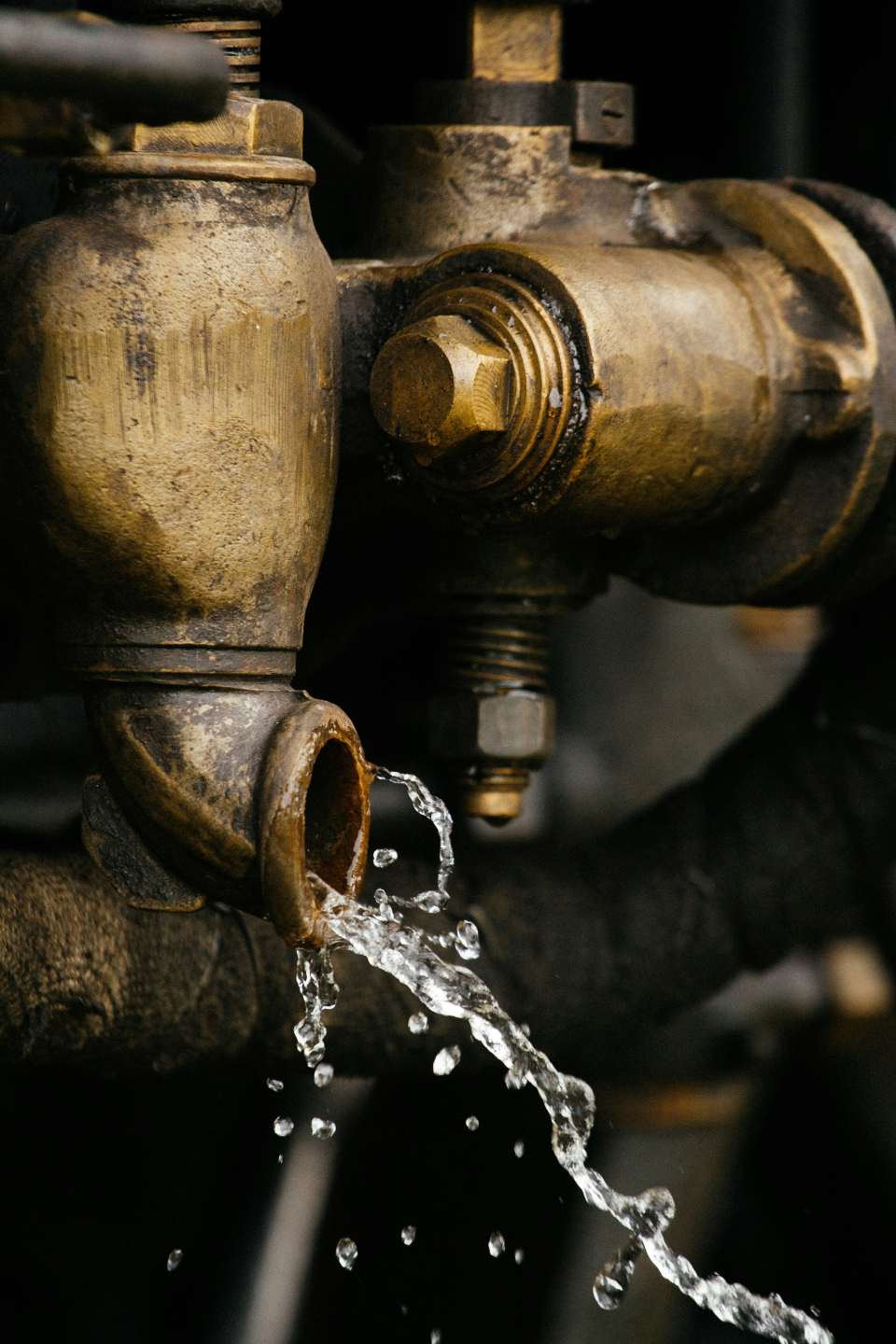 Válvula de agua goteando