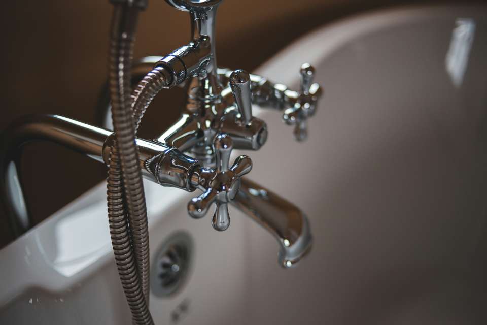 Grifo de baño brillante y moderno